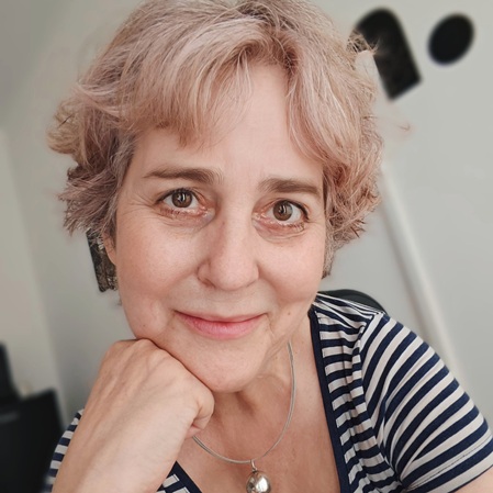 Andrea Heister, schaut leicht lächelnd in Kamera.